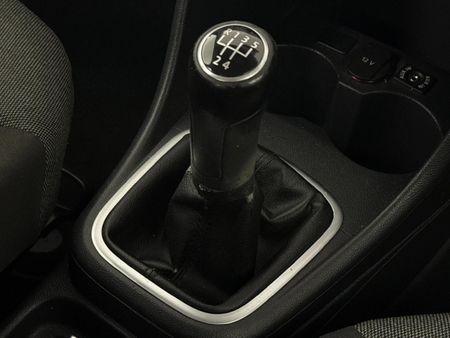 2011-Volkswagen-Polo-14-Comfortline-5-dr_11