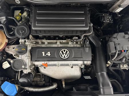 2011-Volkswagen-Polo-14-Comfortline-5-dr_14