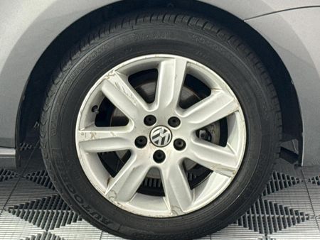 2011-Volkswagen-Polo-14-Comfortline-5-dr_17