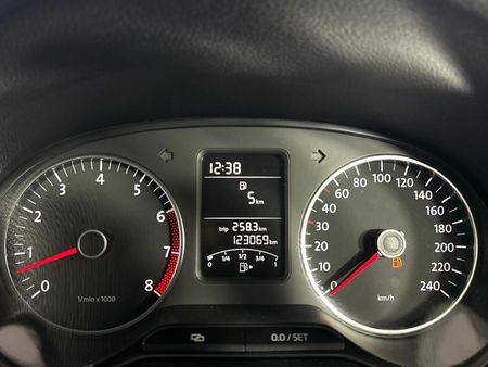 2011-Volkswagen-Polo-14-Comfortline-5-dr_7