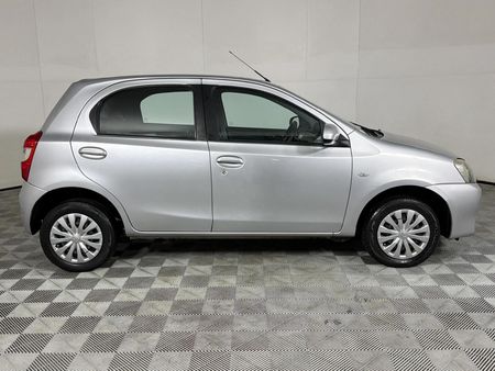 2013-Toyota-Etios-15-Xi-5-dr_3