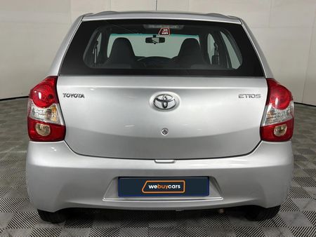 2013-Toyota-Etios-15-Xi-5-dr_4
