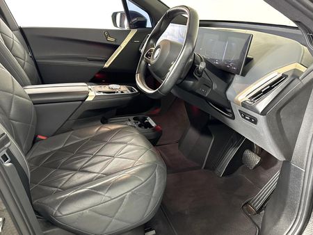 2023-BMW-iX-xDrive40_10