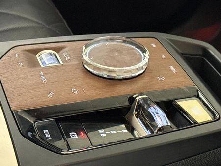 2023-BMW-iX-xDrive40_11