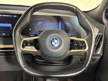 2023-BMW-iX-xDrive40_13