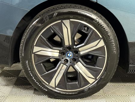 2023-BMW-iX-xDrive40_16