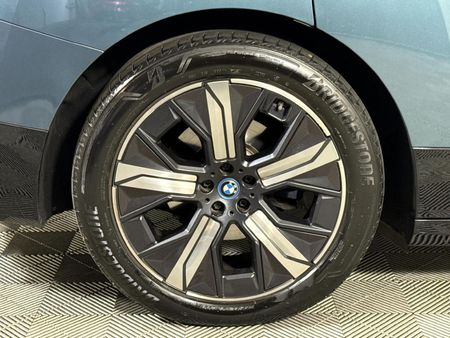 2023-BMW-iX-xDrive40_17