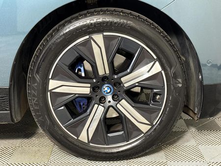 2023-BMW-iX-xDrive40_18