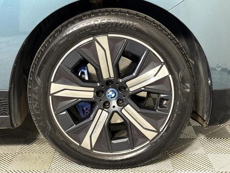 2023-BMW-iX-xDrive40_19