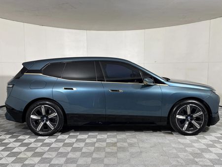 2023-BMW-iX-xDrive40_3