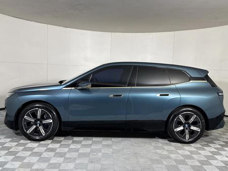 2023-BMW-iX-xDrive40_5