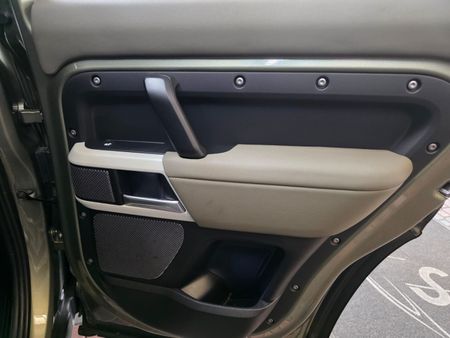 2021-Land-Rover-Defender-110-D240-SE-177kW_13
