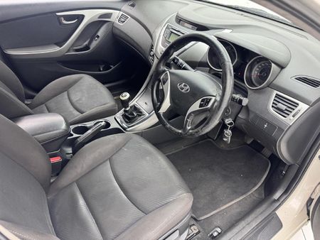 2012-Hyundai-Elantra-18-GLS-Executive_14