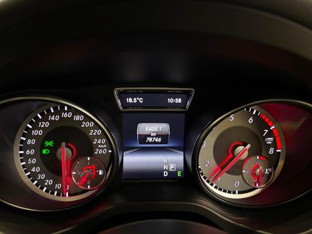 2014-Mercedes-Benz-CLA-200-AMG-Auto_10