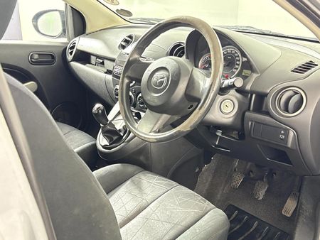 2015-Mazda-2-13-Active-5-dr_10
