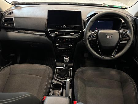 2024-Mahindra-XUV-3XO-12T-AX5-Auto_9