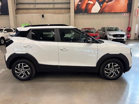 2024-Mahindra-XUV-3XO-12T-AX5-Auto_1