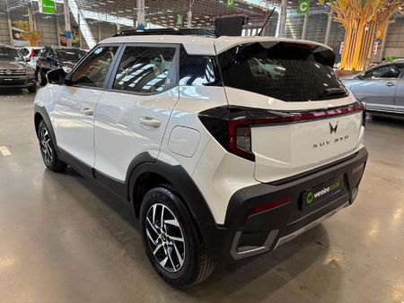 2024-Mahindra-XUV-3XO-12T-AX5-Auto_4