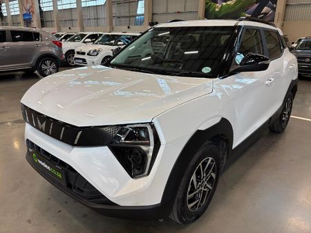 2024-Mahindra-XUV-3XO-12T-AX5-Auto_6