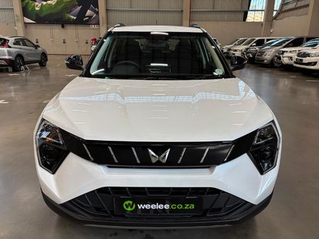 2024-Mahindra-XUV-3XO-12T-AX5-Auto_7