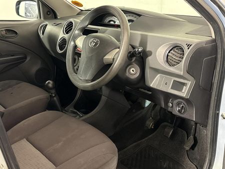 2012-Toyota-Etios-15-XS-5-dr_10