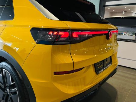2026-Volkswagen-T-Roc-20-TSI-4M-R-Line-Auto_3