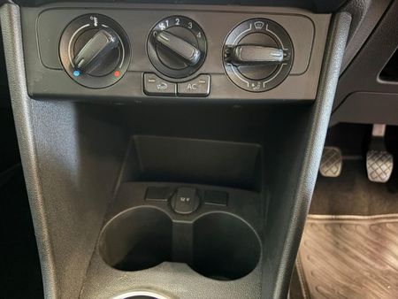 2024-Volkswagen-Polo-Vivo-14-Comfortline-5-dr_11