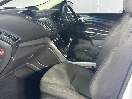 2015-Ford-Kuga-15-EcoBoost-Ambiente_9