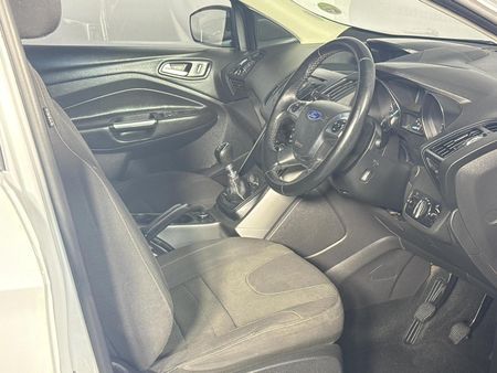 2015-Ford-Kuga-15-EcoBoost-Ambiente_10