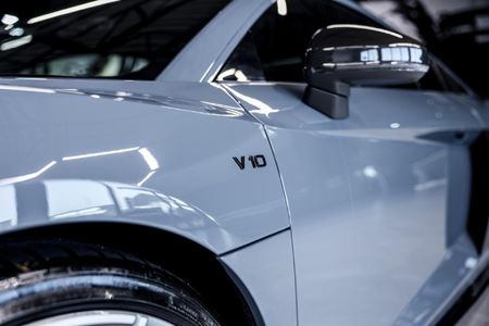 2024-Audi-R8-52-V10-quattro-Auto_11