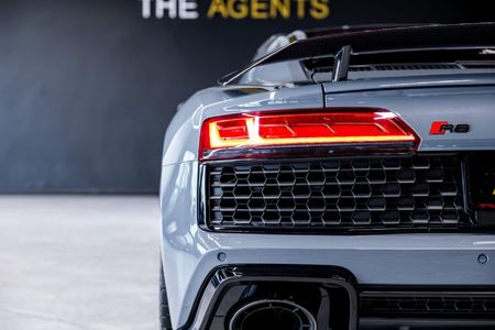 2024-Audi-R8-52-V10-quattro-Auto_13