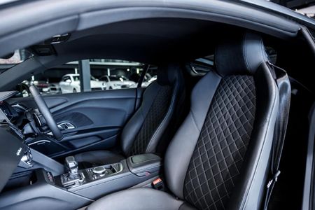 2024-Audi-R8-52-V10-quattro-Auto_15