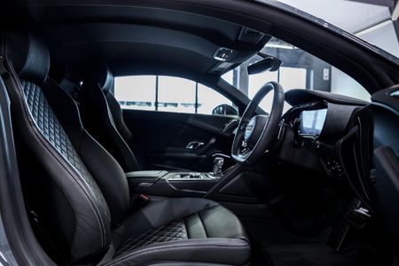 2024-Audi-R8-52-V10-quattro-Auto_16