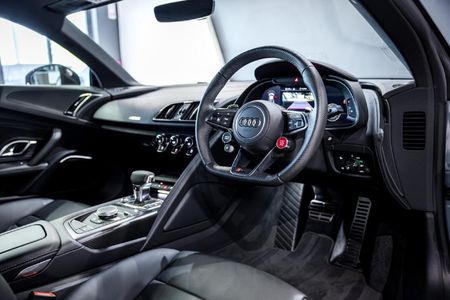 2024-Audi-R8-52-V10-quattro-Auto_18