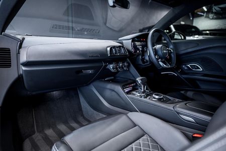 2024-Audi-R8-52-V10-quattro-Auto_23