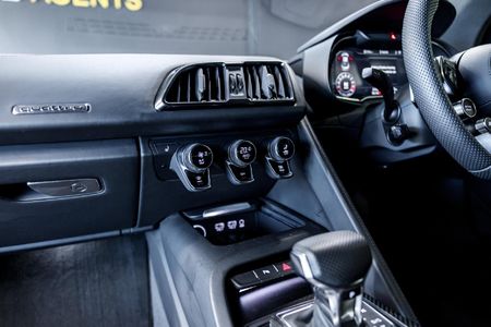 2024-Audi-R8-52-V10-quattro-Auto_24