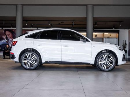 2026-Audi-Q5-Sportback-quattro-Black-Edition-40-TDI_8