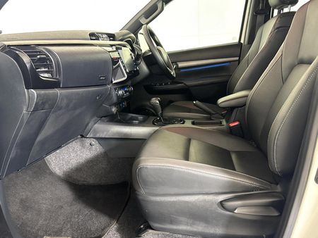 2025-Toyota-Hilux-28-GD-6-RB-Legend-Double-Cab-Auto-mhev_9