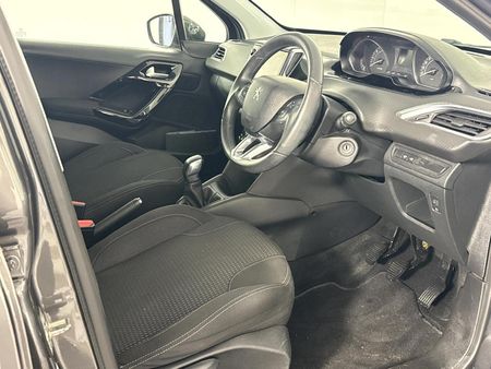 2021-Peugeot-208-12T-Allure_10