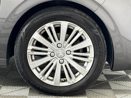 2021-Peugeot-208-12T-Allure_16