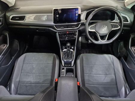 2024-Volkswagen-T-Roc-14-TSI-Design-Auto_15
