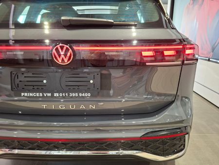 2026-Volkswagen-Tiguan-14TSI-R-Line_4