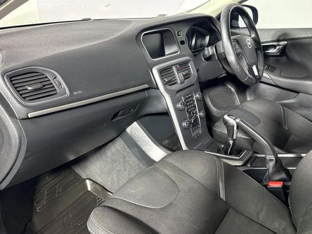 2015-Volvo-V40-T3-Kinetic_9