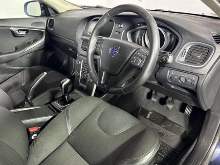 2015-Volvo-V40-T3-Kinetic_10