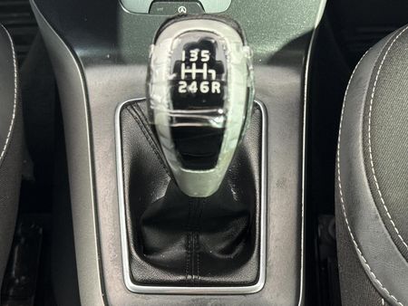2015-Volvo-V40-T3-Kinetic_11