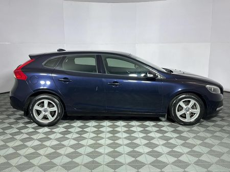 2015-Volvo-V40-T3-Kinetic_3