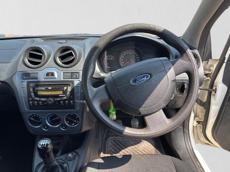 2015-Ford-Figo-14-TDCi-Ambiente_12