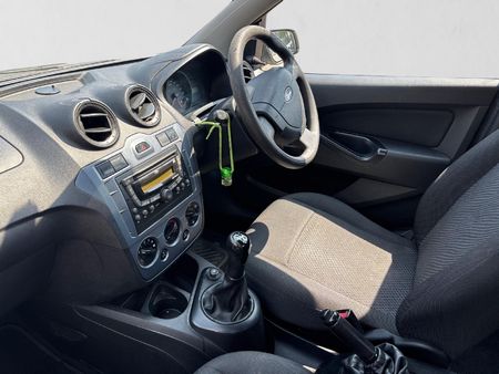 2015-Ford-Figo-14-TDCi-Ambiente_17