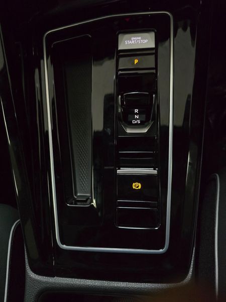2026-Volkswagen-Golf-14-TSI-R-Line-Auto-110kw_10