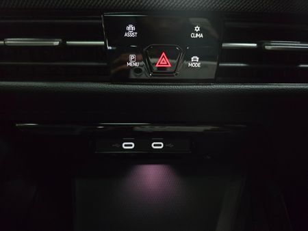 2026-Volkswagen-Golf-14-TSI-R-Line-Auto-110kw_11
